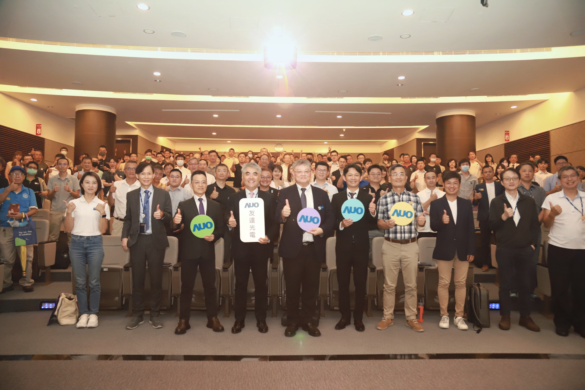 友達光電邀請領域專家共研再生能源發展、電力需求及建築物減碳等議題進行交流，盼共擘綠色永續生態圈的嶄新契機