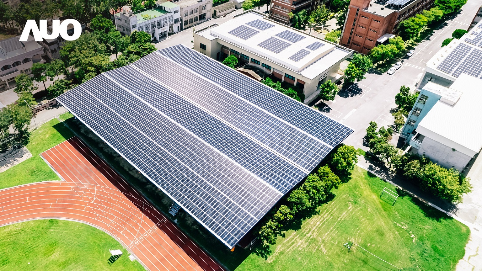 友達SunSteel光電整合型浪板具備快速安裝、輕量化優勢，可提升15%發電效能，通過國際IEC與國內VPC認證安全、防漏、耐候標準