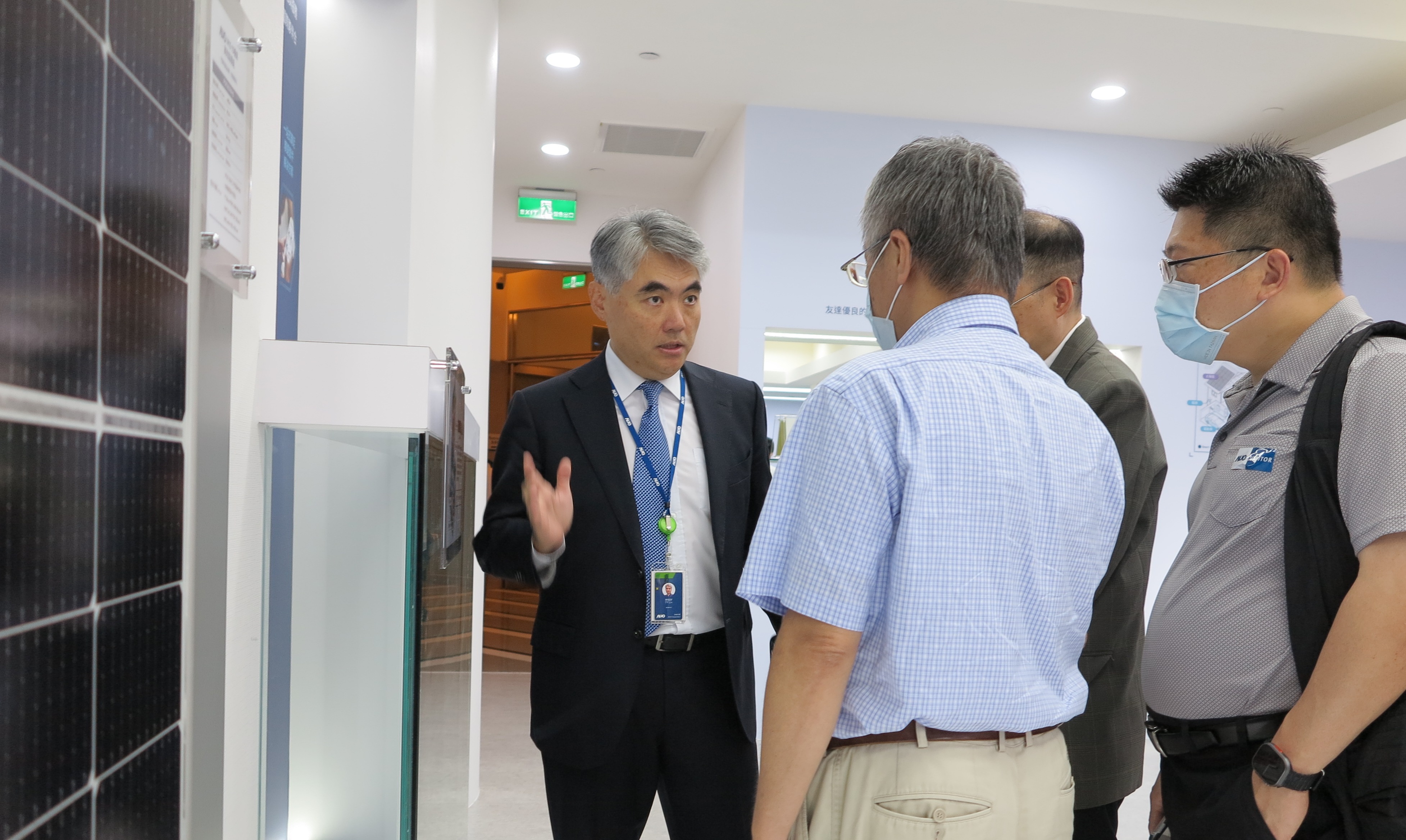 友達光電能源事業群總經理林恬宇分享友達落實太陽能建築一體化目標，協助企業邁向能源轉型的高效能低碳解方。