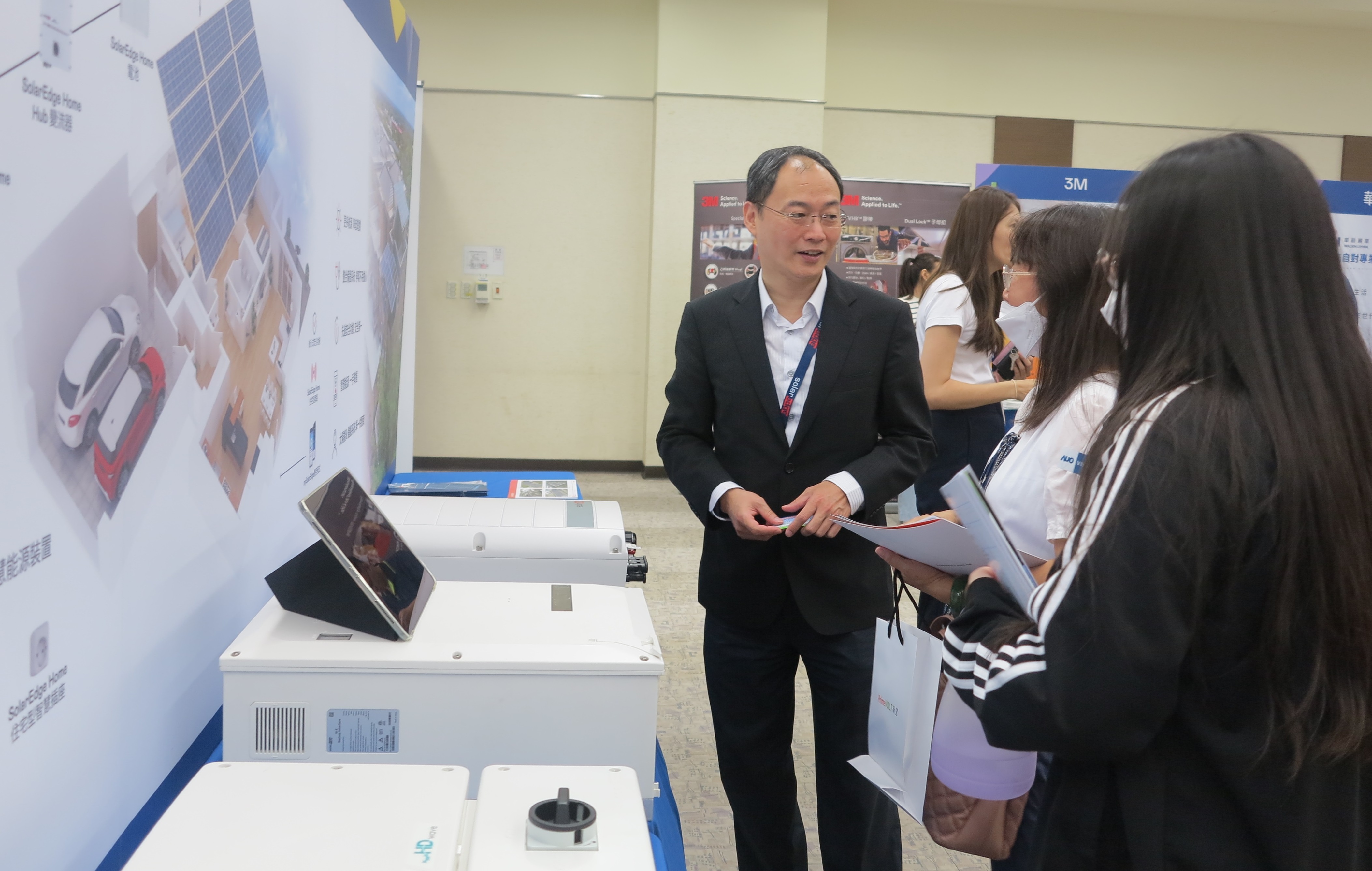 透過研討會產學界緊密交流與分享，提升參與人員借鏡及加深低碳概念，提升綠色能源產業之韌性。