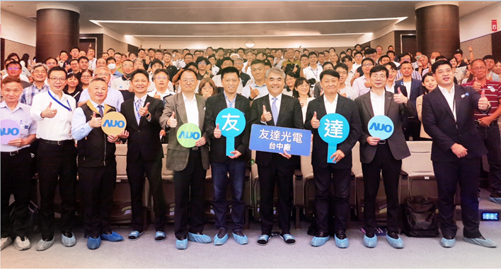 友達以太陽能解決方案領航者，跨足建築領域，4日在台中廠區舉辦「光電建築一體化研討會」，邀請產業先驅共同推動綠化，打造新一代智慧綠建築。